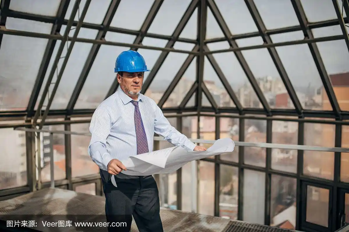 从事建筑设计的高级建筑师