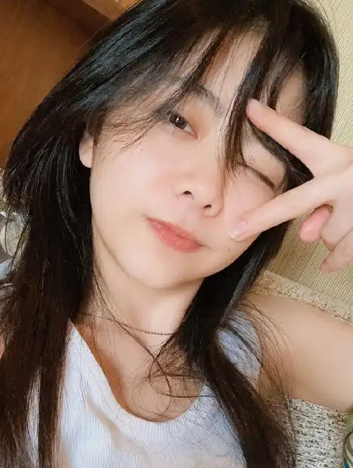 谭松韵晒素颜自拍谁注意到了她的下巴真实年龄快藏不住了