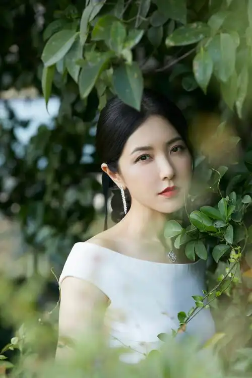 曾黎身穿stellamccartney白色礼服出席第36届大众电影百花奖