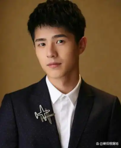 恋爱绯闻才不到一年,周冬雨变化不大,而刘昊然却像是换了一个人