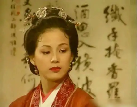 黄日华版甘宝宝是李桂英饰演的,胡军版甘宝宝由阮丹宁扮演.