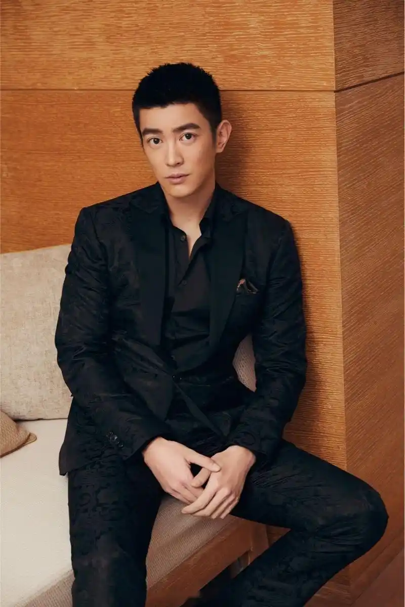 演员杜江现身周末画报mno摩登之夜活动,一套黑色look显得人神采奕奕