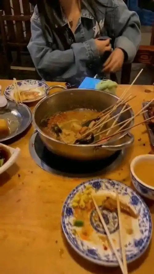 每次跟女朋友吃饭,看到她勤俭持家的样子,我就知道我找对了人