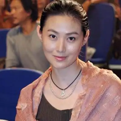 她26岁演潘金莲成名,嫁入豪门却没生孩子,如今45岁依然美艳迷人