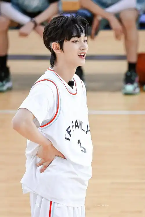 丁程鑫夏季运动会饭拍