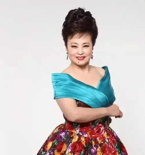 她是国家一级演员会31国语言当红时被老公抛弃晚年成女总裁