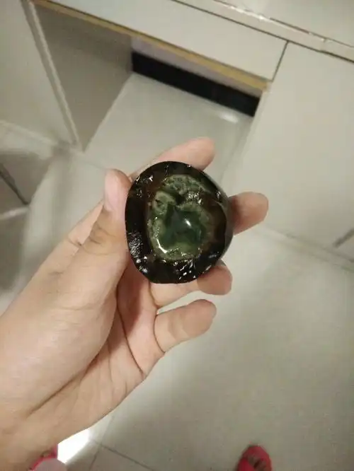 这只松花蛋是好的还是坏的闻起来有股恶臭吃起来也有个臭