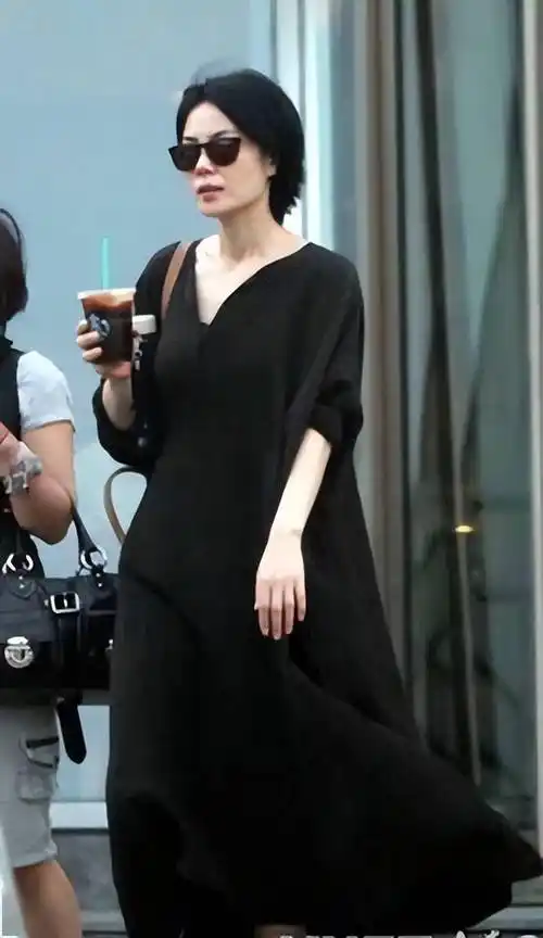 拍到王菲逛街穿t恤长裙很高挑知性踩帆布鞋减龄看不出52岁