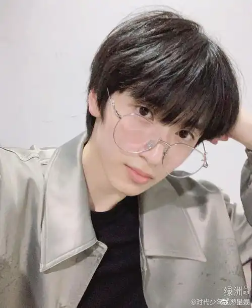 他也太适合戴眼镜了吧,半永久好吗@时代少年团-严浩翔