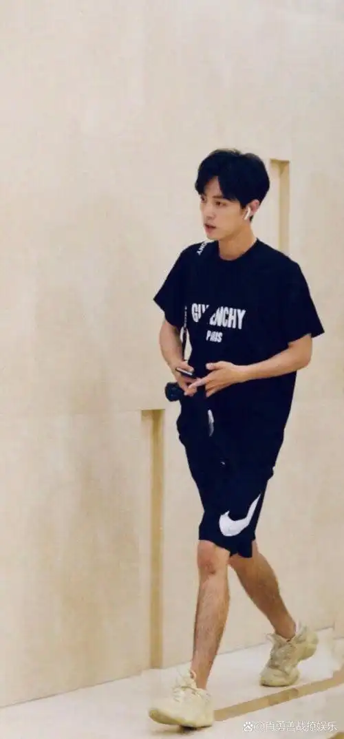 肖战的腿毛好性感,[色]既狂野奔放又低调内敛,让人蠢蠢欲动,欲罢不能