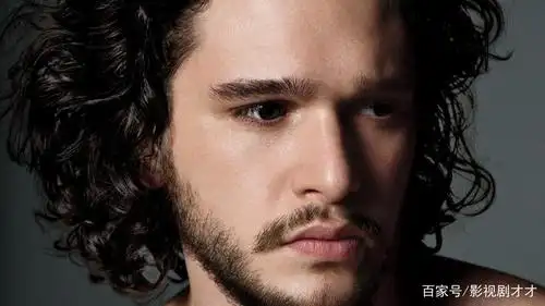 还记得那个眼神深邃,略带忧郁,性感的络腮胡子,有留着一头卷发的少年