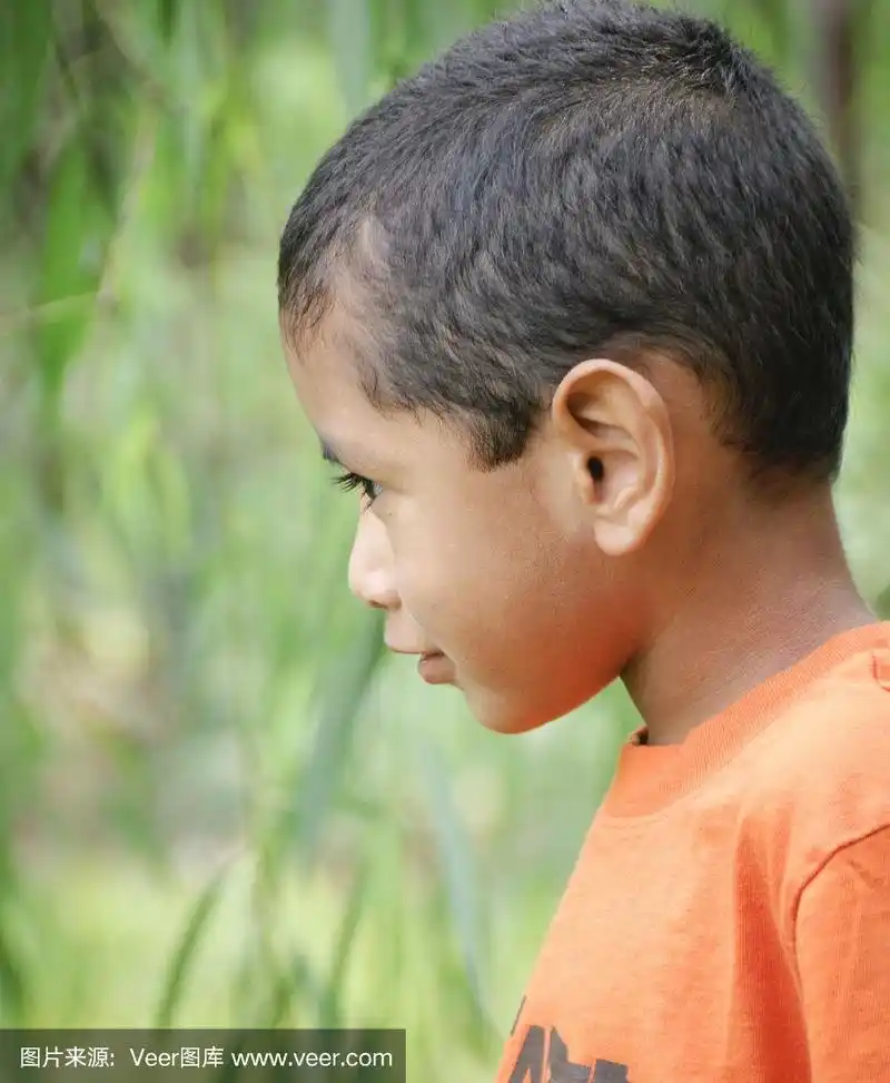 一个西班牙小男孩的侧视图