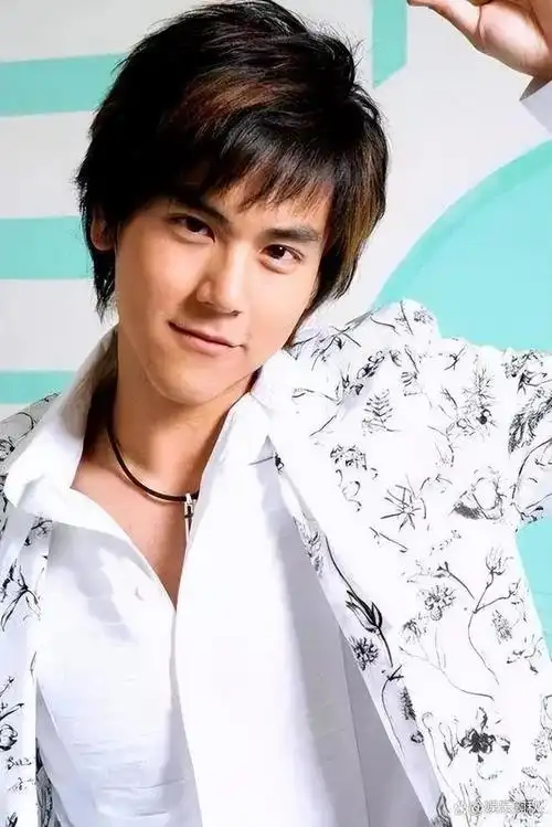 一些时间以来,每当谈到肌肉男,网友们的第一联想就是彭于晏.