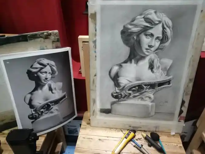 下午画了一张琴女