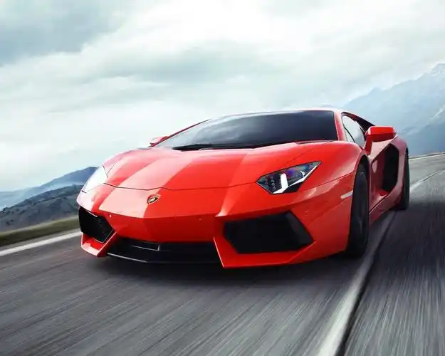 在高速公路的红色超级跑车兰博基尼aventador 壁纸