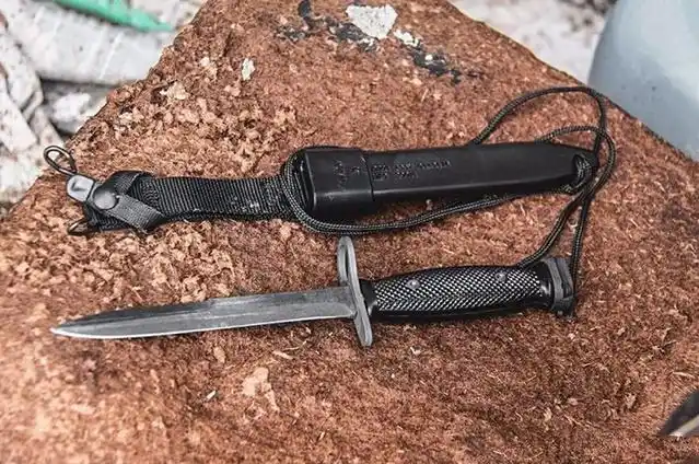 美国m7式刺刀,有沿用传统的纤维鞘,也有的abs抗电高分子材料鞘;刀柄从