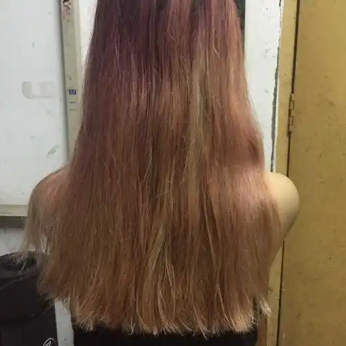 掉色会掉成金色,于是我现在如愿的也有了金毛,嘻嘻 这个头发还是湿的