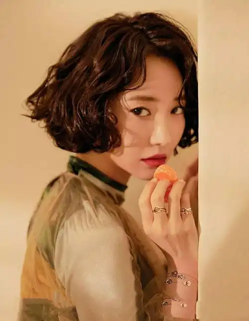"短发女神"高俊熙又换新发型 复古羊毛卷冷艳性感