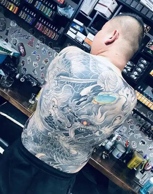 龙遮盖满背纹身图片_肩部背部新传统老传统纹身图案