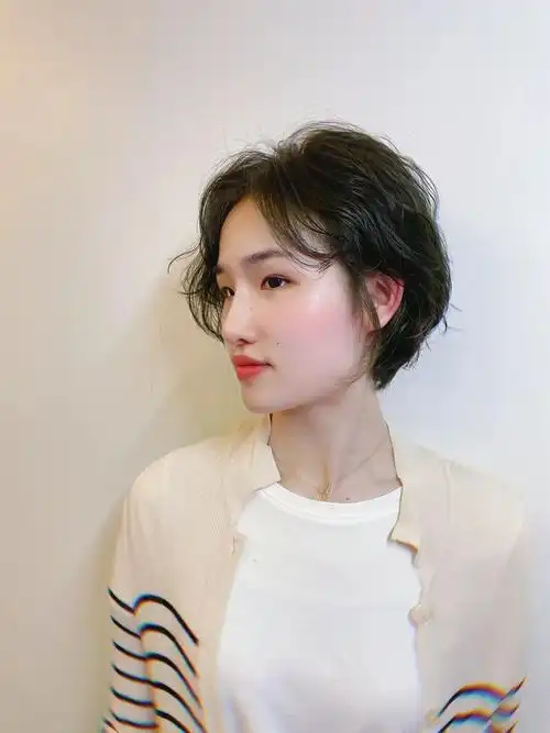 天热别再留长发了,4种短发送给你,每种都很火