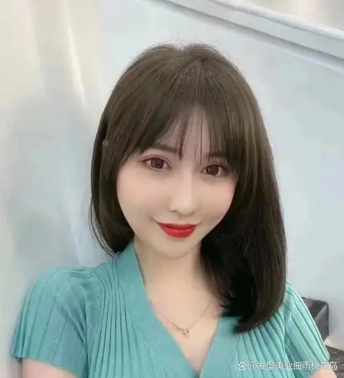 简约高层次,时尚又潮流的艳美中发,是所有发型系列中非常受欢迎的发型