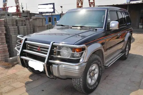 97年出厂的三菱(帕杰罗)v6 3000越野车 自动四脚新换的鞋子