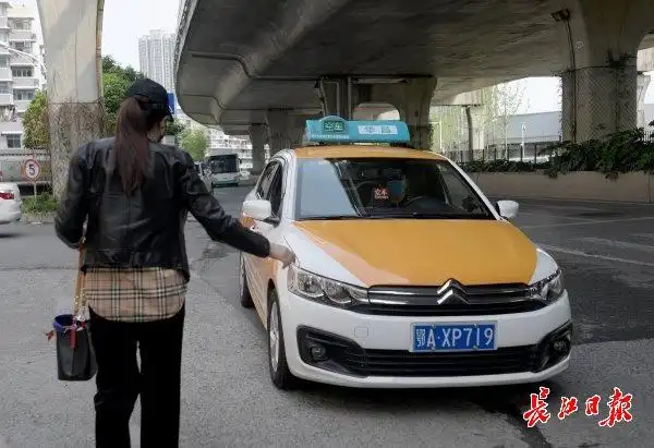 武汉6000多辆出租车已上线司机看到绿码才开车