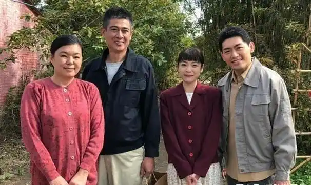 如今的李秉桦生活美满,并有一个漂亮的女儿,除了从事咖啡生意外偶尔他