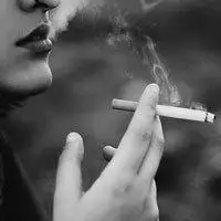 霸气女生抽烟头像女人何必为男人落泪社会女抽烟头像 社会纹身抽烟女