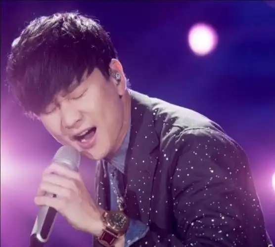 在很早之前就已经成名的周杰伦,林俊杰,薛之谦等知名男歌星,现在都