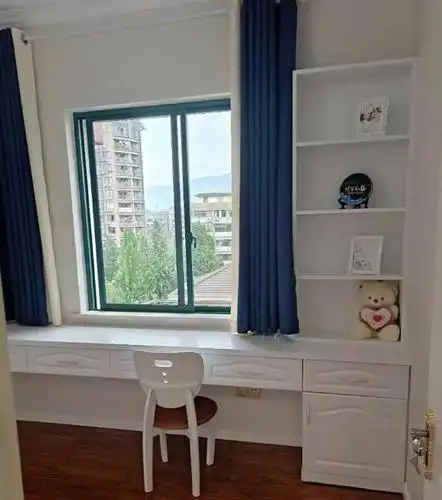 窗户下面装了组合的嵌入式收纳书桌 书柜.