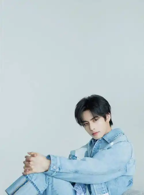 宋威龙看上去就像大学校园里的男神,给人一种安静秀气的青涩少年感!