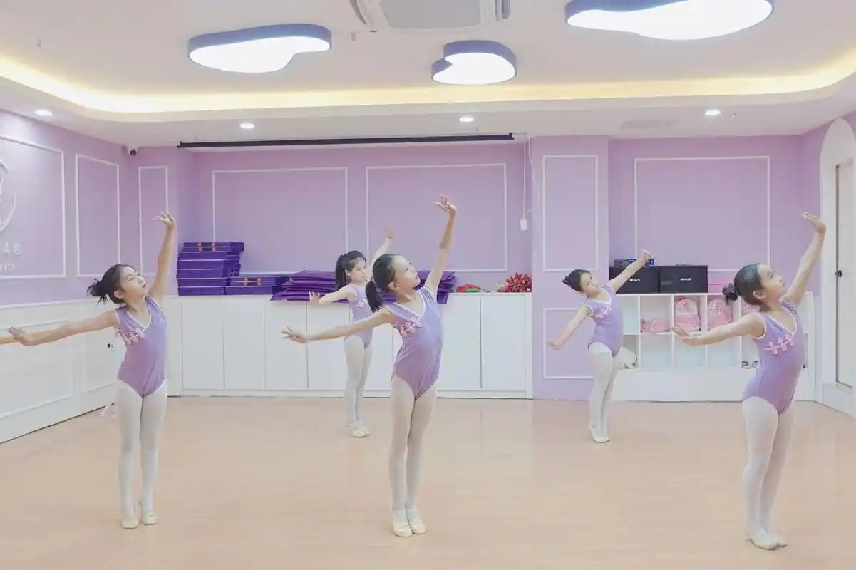 今天给宝贝们更新一下中国舞六级的考级组合~ 	 99三拍舞步 99摊