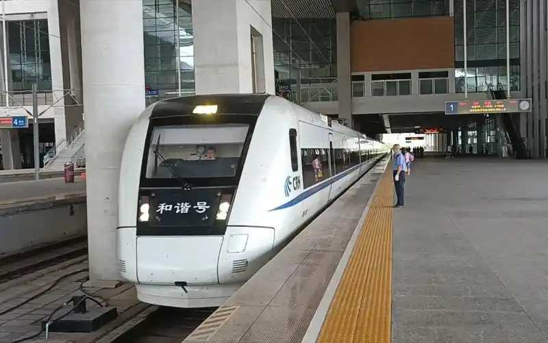 南局福动crh1a-200担当d6217(福州～厦门)停靠厦门北站1站台