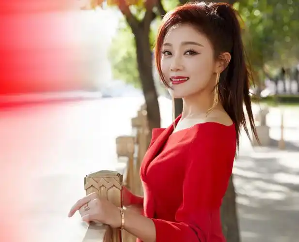 不仅如此,王小玮在兼顾事业的同时也不忘去热爱生活.