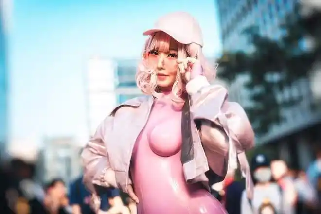 驾驭乳胶衣的超正coser菌烨tako