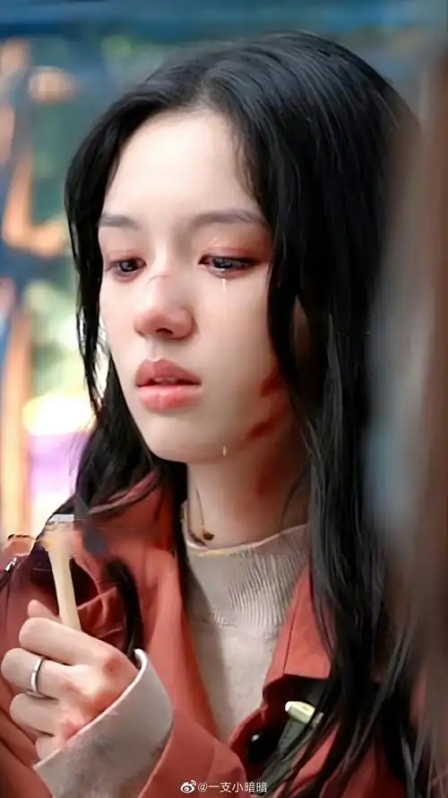 周也哭戏#电影脸选手!新电影唯美落泪,青春片里的遗憾与救赎.