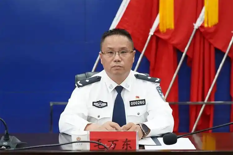 毛万东同志表示坚决拥护省委,市委和省厅党委的决定,衷心感谢组织的