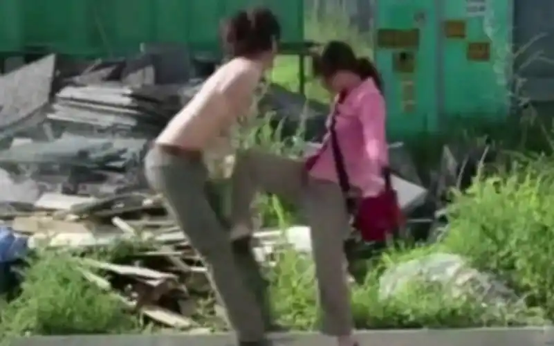 帅小伙被小姐姐误会,断子绝孙脚对他又踢又踩