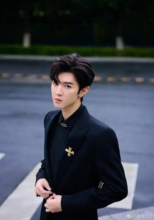 陈哲远纯黑西装造型##陈哲远视界大会西装造型