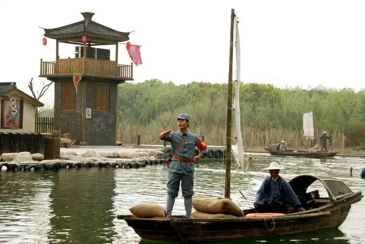 沙家浜与莲花岛相隔二十分钟车程,沙家浜因京剧《沙家浜》而家喻户晓.