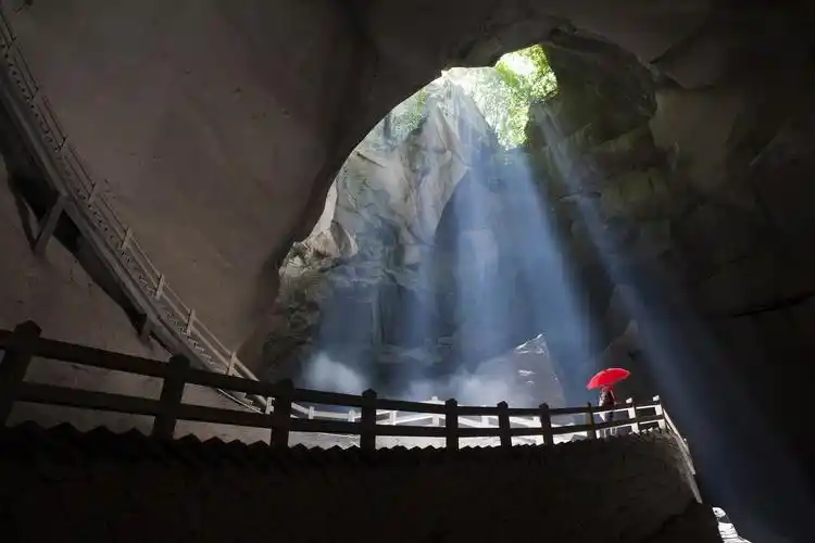 国家4a级风景旅游区,位于距市区12公里的长屿镇,由八仙岩,双门硐,崇国