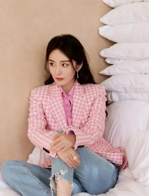 造型剧照#杨幂当燃青春造型剧照96粉衬衫77粉格西装搭配牛仔裤,有