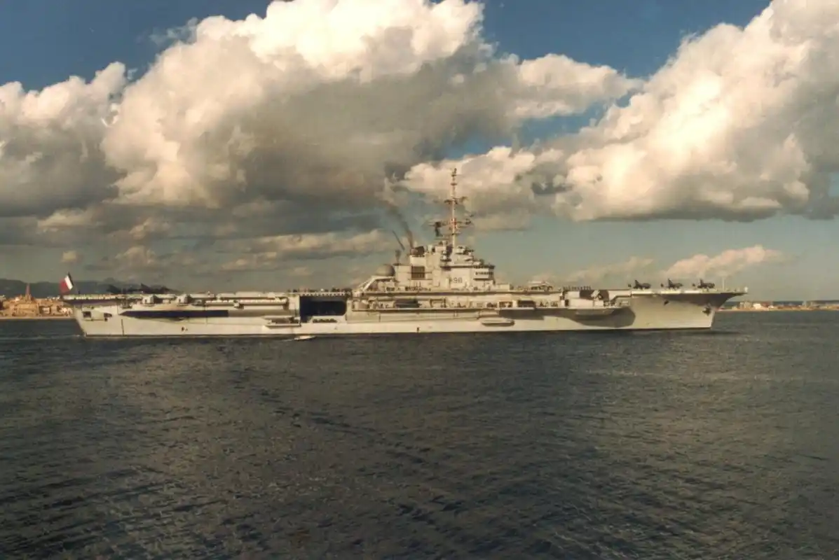 最后,法国决定将"克列孟梭"号送往印度进行拆解,然而通过苏伊士运河时