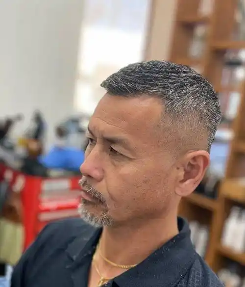 两侧铲短男士发型适合所有人,头发花白大叔剪完不一样,不信你看_时尚