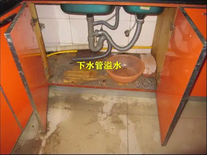 厨房下水水量大就溢出来(厨房下水道堵塞疏通的最好办)