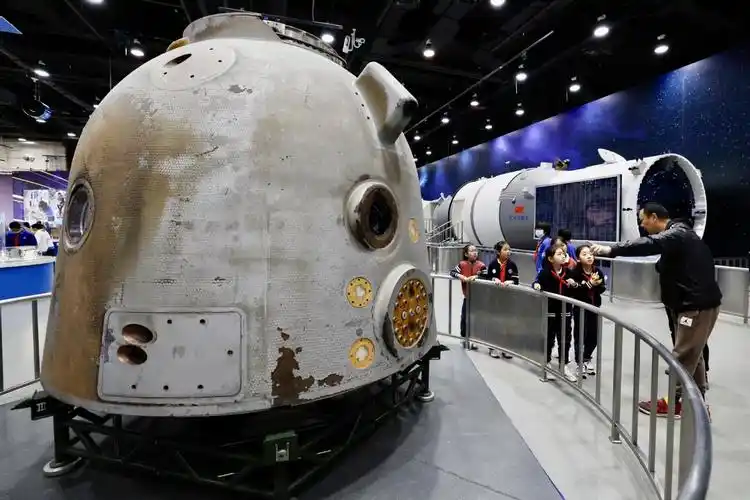 青少年在中国科技馆"问鼎太空征途"展厅参观.中国日报记者 魏晓昊 摄
