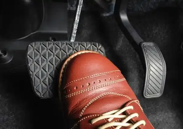 当今几乎所有手动乘用车都必须在踩下离合器踏板时才能启动,所以无论