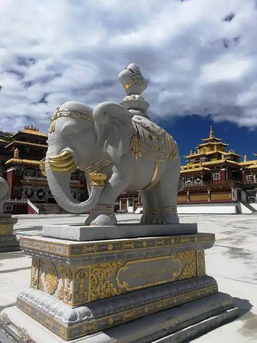 甘孜州的寺庙石雕大象十分别致_佛教