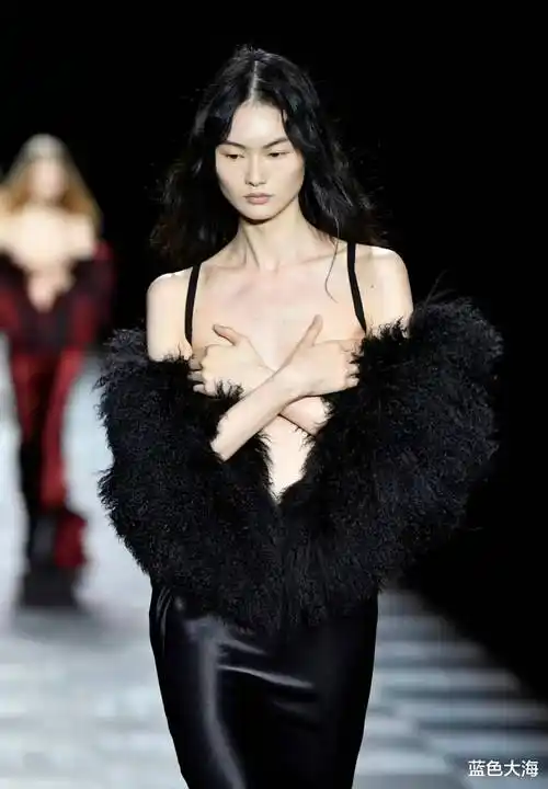 贺聪走秀,全程靠双手捂上身,布料好少,网友大呼欣赏不来这衣服_刘雯